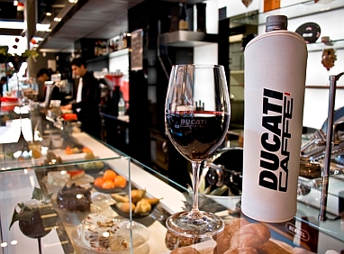 "Ducati Caffe, ресторан для байкеров"