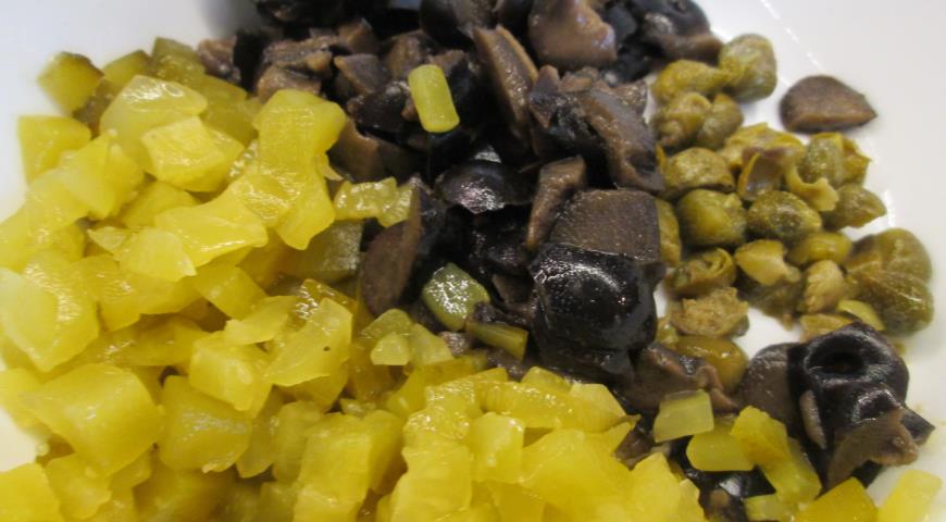 Салат фасолевый с тунцом, маслинами и каперсами. Шаг 2