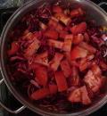 Добавить в смесь овощей и грибов помидоры для приготовления борща