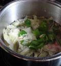 Отварить капусту и лук-порей для приготовления вегитарианского блюда