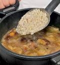 Фото приготовления рецепта: Суп из грибов и перловки, шаг №3