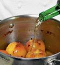 Фото приготовления рецепта: Персики, консервированные в вине, шаг №5