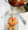 Фото приготовления рецепта: Персики, консервированные в вине, шаг №6