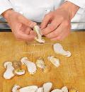 Фото приготовления рецепта: Сушеные грибы, шаг №2
