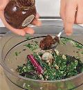 Фото приготовления рецепта: Салат из свекольной ботвы с орехами, шаг №3