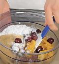 Фото приготовления рецепта: Пирог с персиками и вишней, шаг №3