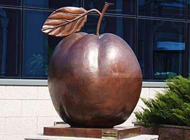  Памятник антоновским яблокам 