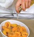Фото приготовления рецепта: Оссобуко с гарниром из абрикосов, шаг №6