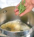 Фото приготовления рецепта: Яичная паста с персиками, шаг №3