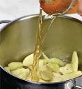 Фото приготовления рецепта: Яблочный глинтвейн , шаг №2