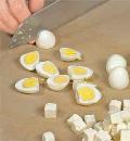 Фото приготовления рецепта: Салат с перепелиным яйцом и малиной, шаг №3