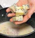Фото приготовления рецепта: Суп с голубым сыром, шаг №2