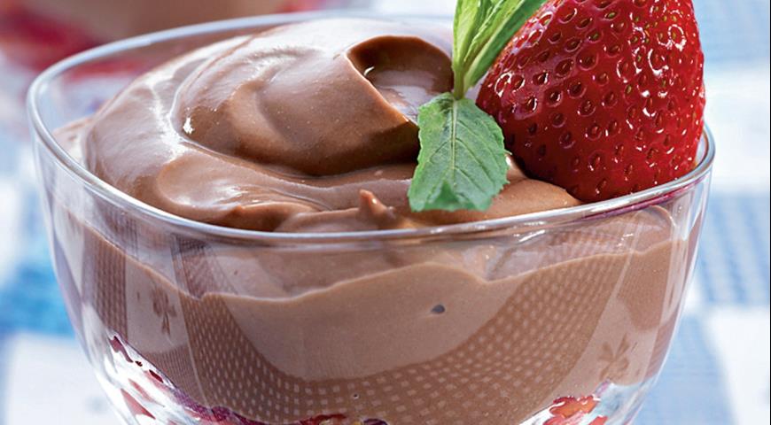 Замороженный шоколадный йогурт с клубникой 