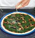 Фото приготовления рецепта: Пицца со шпинатом (Флорентийская пицца), шаг №5