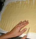 Нарезать тесто для плетения "косы"