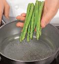 Фото приготовления рецепта: Салат из руколы с клубникой, шаг №2