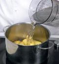 Фото приготовления рецепта: Шашлычки из молодого картофеля и ветчины, шаг №1