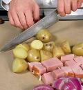 Фото приготовления рецепта: Шашлычки из молодого картофеля и ветчины, шаг №2