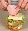Фото приготовления рецепта: Клубный сэндвич, шаг №6