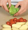 Фото приготовления рецепта: Салат из молодого картофеля со скумбрией, шаг №4