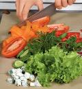 Фото приготовления рецепта: Салат из свежих овощей с сыром, шаг №1