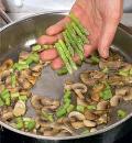 Фото приготовления рецепта: Лапша тальолини с грибами и спаржей в сливочном соусе, шаг №2