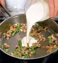 Фото приготовления рецепта: Лапша тальолини с грибами и спаржей в сливочном соусе, шаг №3