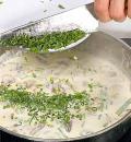 Фото приготовления рецепта: Лапша тальолини с грибами и спаржей в сливочном соусе, шаг №4