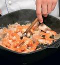 Фото приготовления рецепта: Рыбное филе, жаренное с овощами и креветками, шаг №5