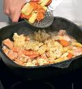 Фото приготовления рецепта: Рыбное филе, жаренное с овощами и креветками, шаг №6