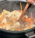 Фото приготовления рецепта: Сырный суп с шампиньонами, шаг №2