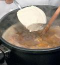 Фото приготовления рецепта: Сырный суп с шампиньонами, шаг №3