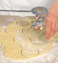Фото приготовления рецепта: Пасхальное печенье с глазурью, шаг №3
