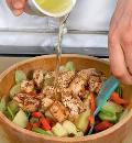 Фото приготовления рецепта: Салат с молодым картофелем и курицей, шаг №3