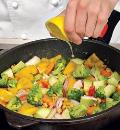 Фото приготовления рецепта: Жареные овощи с чили, шаг №2