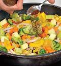 Фото приготовления рецепта: Жареные овощи с чили, шаг №3