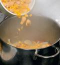 Фото приготовления рецепта: Суккоташ с крутонами, блюдо из фасоли и кукурузы, шаг №5