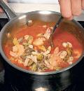 Фото приготовления рецепта: Спагетти с морепродуктами, шаг №4