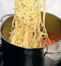 Фото приготовления рецепта: Спагетти с морепродуктами, шаг №6