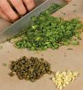 Фото приготовления рецепта: Копченая форель с креветочным салатом, шаг №2