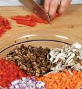 Фото приготовления рецепта: Запечённая в духовке шейка с овощами и грибным соте, шаг №9