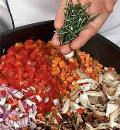 Фото приготовления рецепта: Запечённая в духовке шейка с овощами и грибным соте, шаг №10