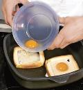 Фото приготовления рецепта: Французские тосты с яйцом и пикантным соусом, шаг №5