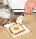Фото приготовления рецепта: Французские тосты с яйцом и пикантным соусом, шаг №6