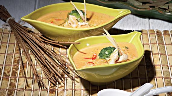 Тайский суп с курицей и красной пастой карри