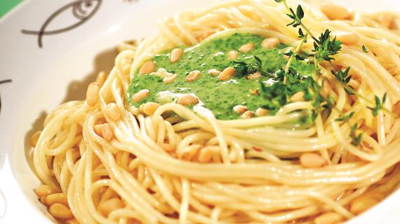 Спагетти со шпинатом, пармезаном и брынзой