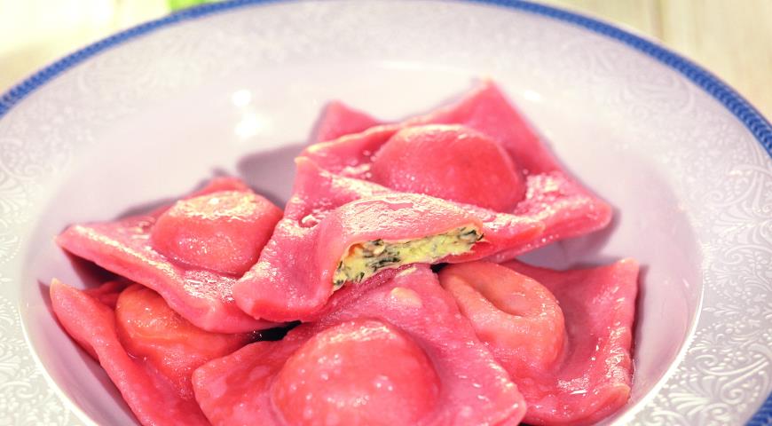 Рецепт Розовые пельмени с творогом и зеленью