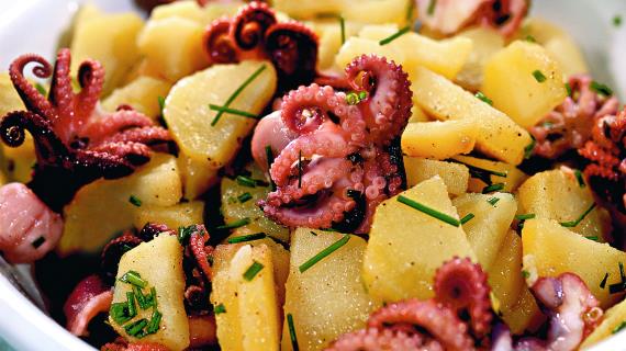 Картофельный салат с маринованными осьминогами