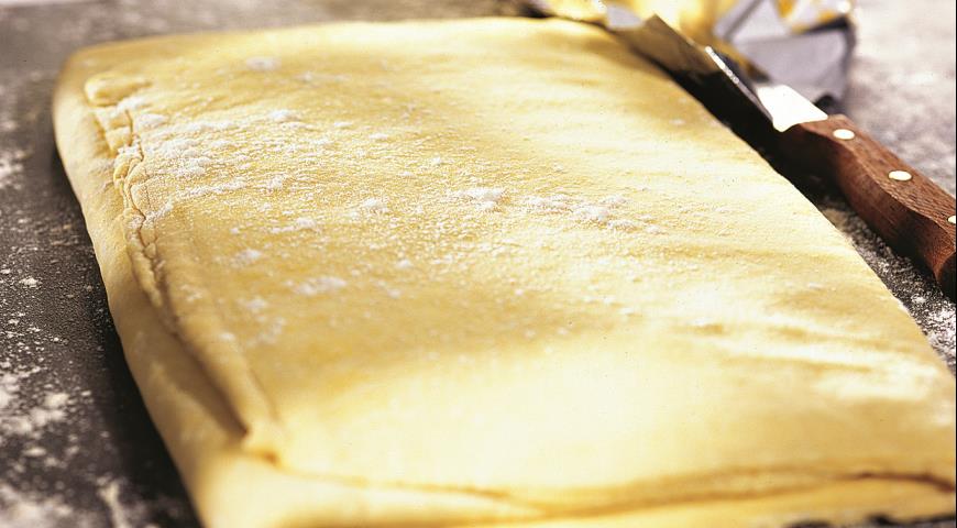 Рецепт быстрого торта со слоеным тестом – «Полено»