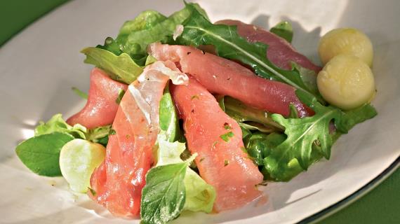 Карпаччо из свежего тунца с зеленым салатом